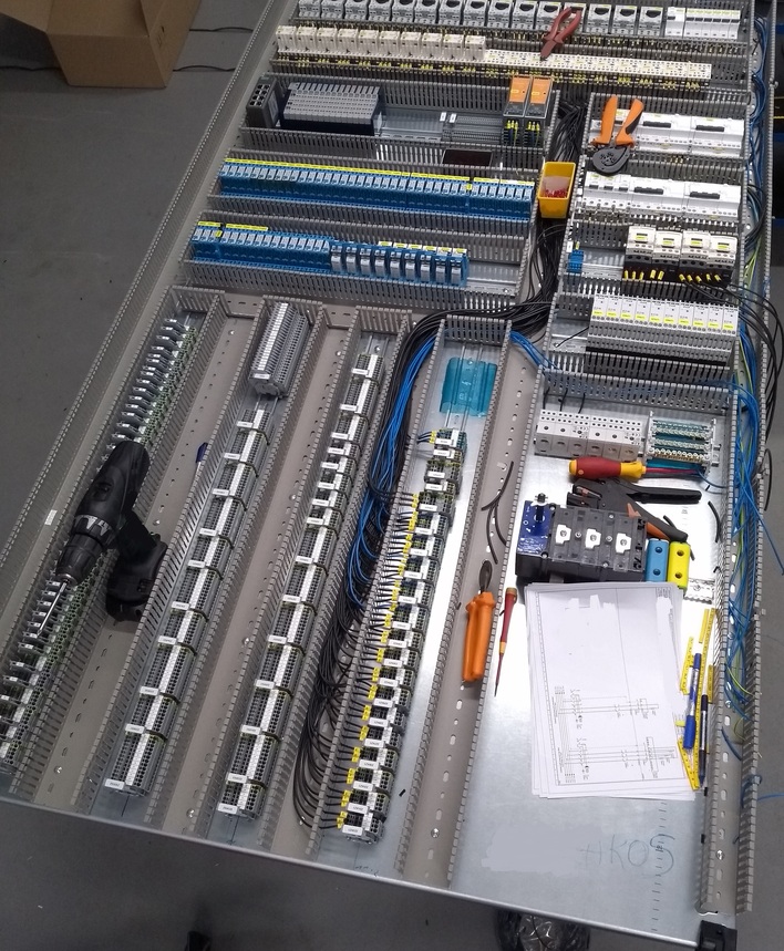 montaż szafy sterowniczej